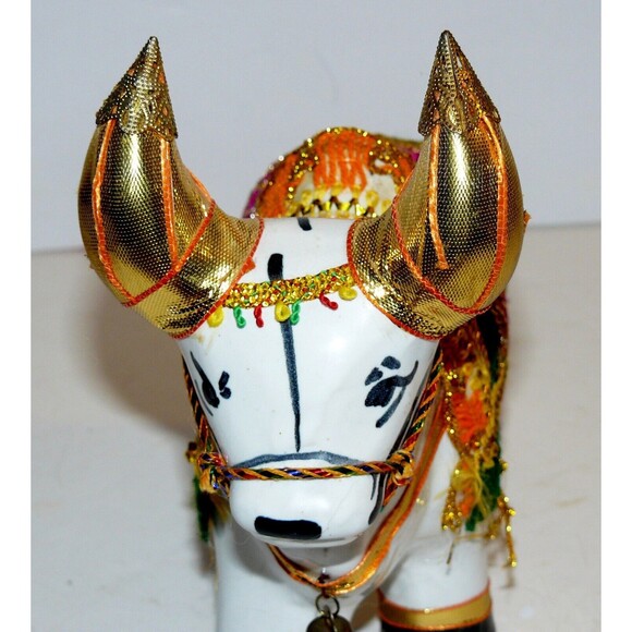 The Handsome Bull Showpiece Indian Folk Art Culturally Dressed - Picture 6 of 6